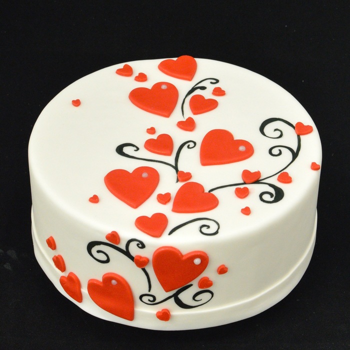 Valentine taart met decoratie en tekstHartjes met ornament (8-10p)