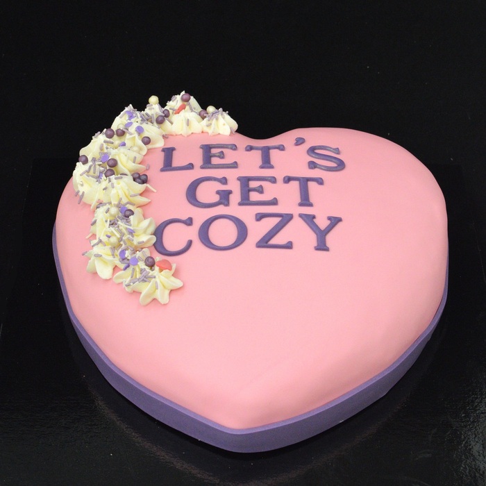 Valentine taart met decoratie en tekstLet's get cosy