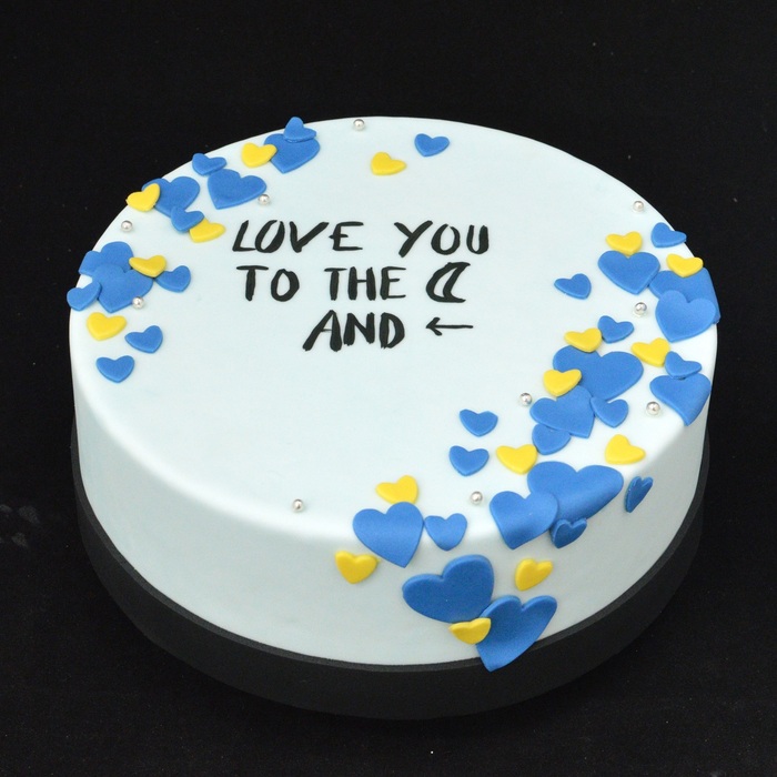 Valentine taart met decoratie en tekstTo the ( and <-