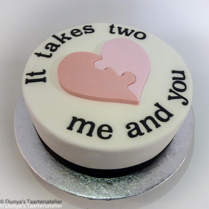 Valentine taart met decoratie en tekstMe and You